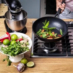 KitchenAid Classic Forged Aluminium Wok ø28cm - Zwart - Inductie - Anti-aanbak -Keukengerei Winkel 1200x1200 334