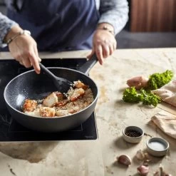 Demeyere Alu Classico 3 Wokpan – Inductie – Ceraforce Keramische Antikleeflaag – 28 Cm – PTFE En PFAS Vrij -Keukengerei Winkel 1200x1200 347