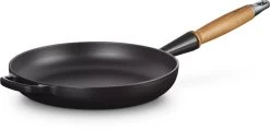 Le Creuset Koekenpan Signature Mat Zwart - ø 28 Cm / 2.6 Liter - Geëmailleerde Anti-aanbaklaag -Keukengerei Winkel 1200x580