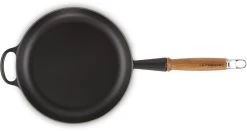 Le Creuset Koekenpan Signature Mat Zwart - ø 28 Cm / 2.6 Liter - Geëmailleerde Anti-aanbaklaag -Keukengerei Winkel 1200x635