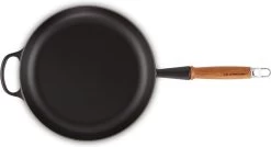 Le Creuset Koekenpan Signature Mat Zwart - ø 28 Cm / 2.6 Liter - Geëmailleerde Anti-aanbaklaag -Keukengerei Winkel 1200x652