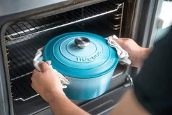 Nuovva Gietijzeren Braadpan Antiaanbaklaag Met Deksel - Sudderpan Blauw - Rond - Ø24 Cm - 4,7 Liter - 100% PFAS & PFOA Vrij - Geschikt Voor Alle Warmtebronnen - Elektrisch - Gas - Halogeen - Inductie – Keramisch -Keukengerei Winkel 1200x800 69