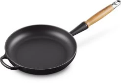 Le Creuset Koekenpan Signature Mat Zwart - ø 28 Cm / 2.6 Liter - Geëmailleerde Anti-aanbaklaag -Keukengerei Winkel 1200x823