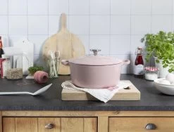 BK Bourgogne Braadpan Ø 24 Cm - Roze - Gietijzer - Inductie -Keukengerei Winkel 1200x912 1
