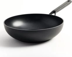 KitchenAid Classic Forged Aluminium Wok ø28cm - Zwart - Inductie - Anti-aanbak -Keukengerei Winkel 1200x941
