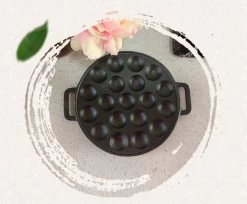 YUGN BLACK Poffertjespan Poffertjesmaker 6 Delige Set - 19 Poffertjes Incl Doseerfles Kwast Poffertjesvork Siliconen Ovenwanten - Platte Onderkant Poffertjespan Inductie Poffertjespan Elektrisch - Cadeau Tip -Keukengerei Winkel 1200x993 2