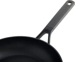 KitchenAid Classic Forged Aluminium Wok ø28cm - Zwart - Inductie - Anti-aanbak -Keukengerei Winkel 1200x997